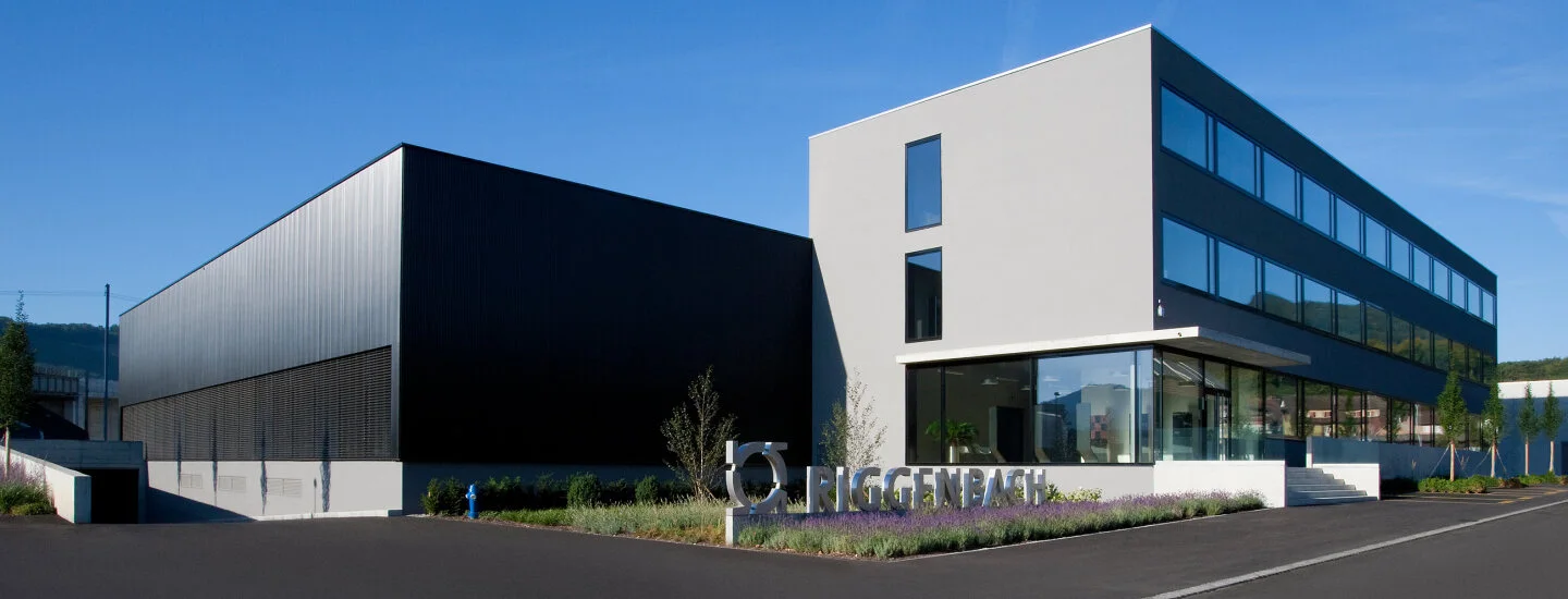 Gebaeude aussen V2 2600x993